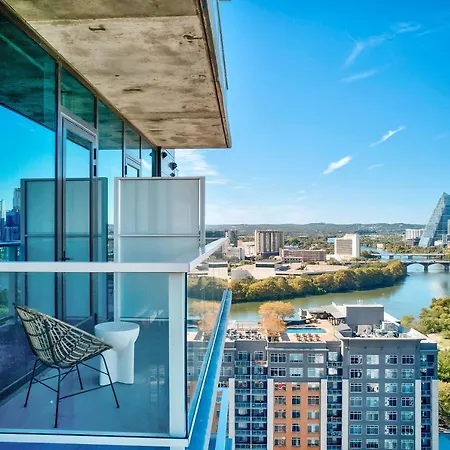 Upscale Rainey St Condo Homes - Peloton, Gym, Rooftop Pool, Wifi Included